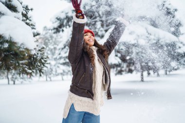 Ormandaki ilk karın tadını çıkaran mutlu kadın. Tatiller, dinlenme, seyahat konsepti