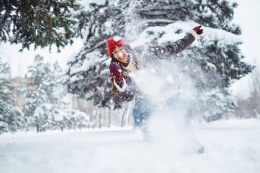 Ormandaki ilk karın tadını çıkaran mutlu kadın. Tatiller, dinlenme, seyahat konsepti