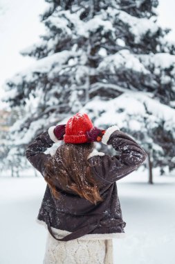 Ormandaki ilk karın tadını çıkaran mutlu kadın. Tatiller, dinlenme, seyahat konsepti