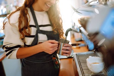 Barista elinde kahve bardağıyla kahve makinesinin hazırladığı taze kahveyi getiriyor. Profesyonel kahve demleme..