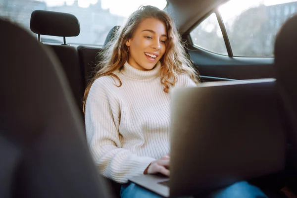 Schöne Und Selbstbewusste Frau Arbeitet Laptop Während Sie Auto Sitzt — Stockfoto