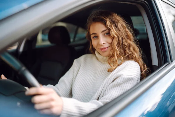 Jovem Mulher Dirigindo Carro Cidade Compartilhamento Carros Serviço Aluguel Aplicativo — Fotografia de Stock