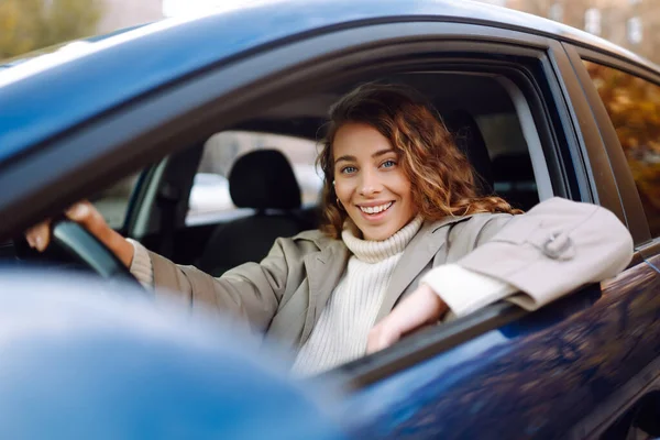 Jovem Mulher Dirigindo Carro Cidade Compartilhamento Carros Serviço Aluguel Aplicativo — Fotografia de Stock