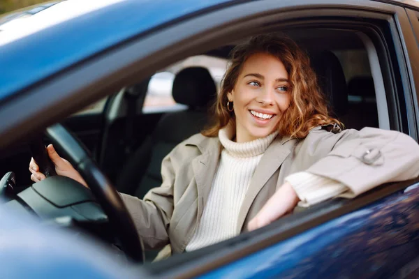 在城里开车的年轻女人 汽车共享 租赁服务或出租车应用程序 — 图库照片