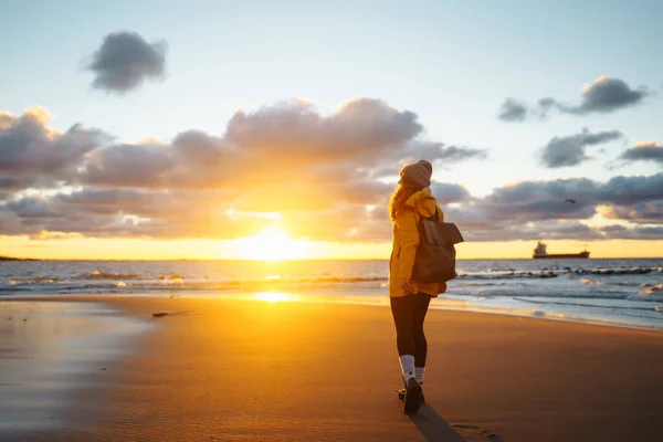 Selamat Turis Dengan Jaket Kuning Berpose Oleh Laut Saat Matahari — Stok Foto