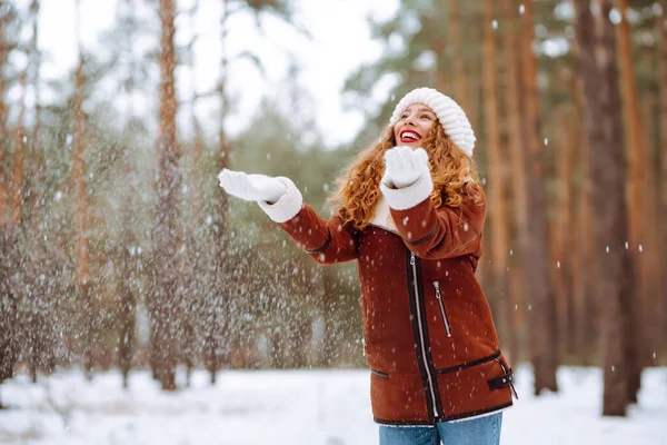 Winter Lächelnde Frau Steht Zwischen Schneebedeckten Bäumen Winterwald — Stockfoto