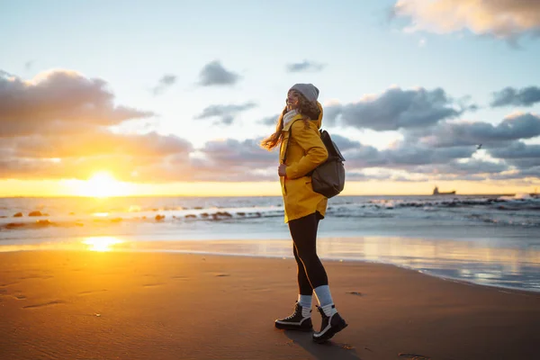 Gelukkig Toerist Een Geel Jasje Poserend Aan Zee Bij Zonsondergang — Stockfoto