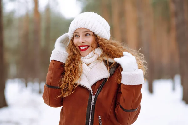 Χειμωνιάτικη Χαμογελαστή Γυναίκα Στέκεται Ανάμεσα Χιονισμένα Δέντρα Στο Χειμερινό Δάσος — Φωτογραφία Αρχείου