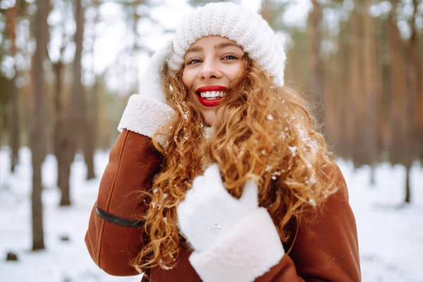 Mulher Sorrindo Inverno Fica Entre Árvores Nevadas Floresta Inverno — Fotografia de Stock