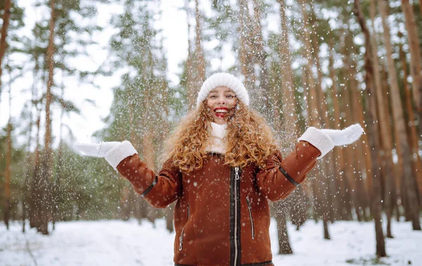 冬日的微笑女子站在雪地的森林里 — 图库照片