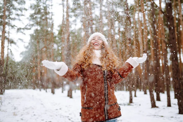 Zimowy Uśmiech Kobiety Stoi Wśród Śnieżnych Drzew Zimowym Lesie — Zdjęcie stockowe