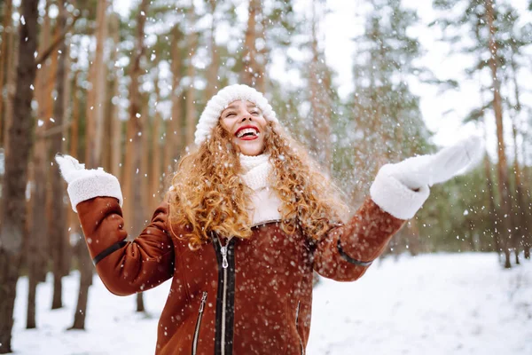 Зимова Усміхнена Жінка Стоїть Серед Сніжних Дерев Зимовому Лісі — стокове фото