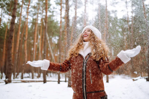 Kış Gülen Kadın Kış Ormanlarında Karlı Ağaçların Arasında Duruyor — Stok fotoğraf
