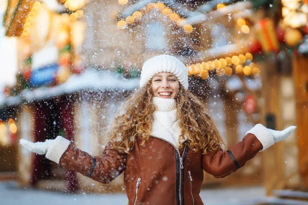 Feliz Mujer Sonriente Atrapando Copos Nieve Posando Mercado Callejero Festivo —  Fotos de Stock