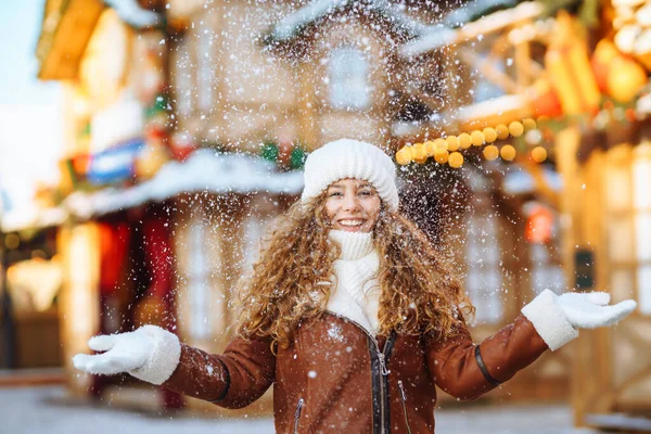 Feliz Mujer Sonriente Atrapando Copos Nieve Posando Mercado Callejero Festivo —  Fotos de Stock