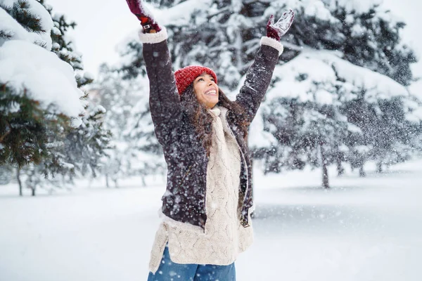 Ευτυχισμένη Γυναίκα Που Απολαμβάνει Πρώτο Χιόνι Στο Δάσος Διακοπές Ξεκούραση — Φωτογραφία Αρχείου