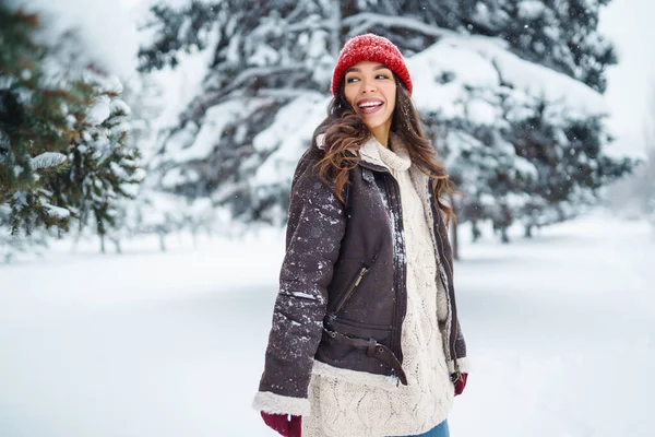 Щаслива Жінка Насолоджується Першим Снігом Лісі Відпочинок Відпочинок Концепція Подорожей — стокове фото