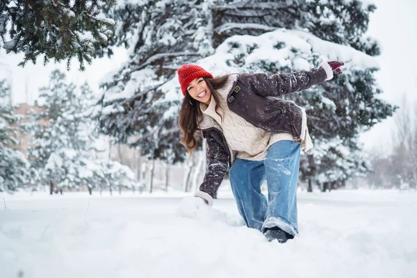 Mujer Feliz Disfrutando Primera Nieve Bosque Vacaciones Descanso Concepto Viaje — Foto de Stock