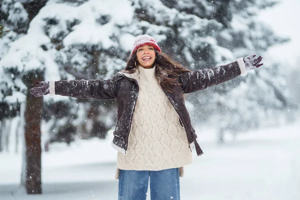 Mujer Feliz Disfrutando Primera Nieve Bosque Vacaciones Descanso Concepto Viaje — Foto de Stock