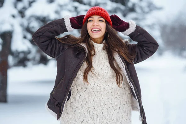 Lycklig Kvinna Njuter Första Snön Skogen Semester Vila Resor Koncept — Stockfoto