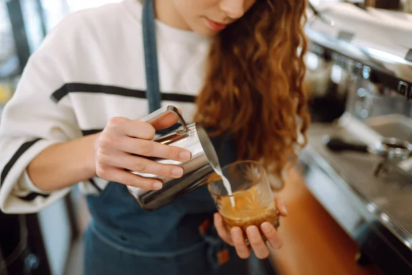 Barista Trzyma Filiżankę Świeżej Kawy Zaparzonej Przez Maszynę Kawiarni Profesjonalne — Zdjęcie stockowe