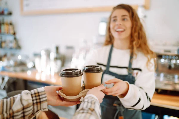 Sonriente Barista Chica Regalando Tazas Café Para Llevar Cliente — Foto de Stock