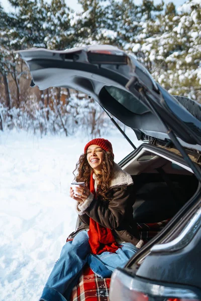Mutlu Kadın Bir Termos Tutuyor Kış Ormanlarında Arabanın Bagajında Çay — Stok fotoğraf