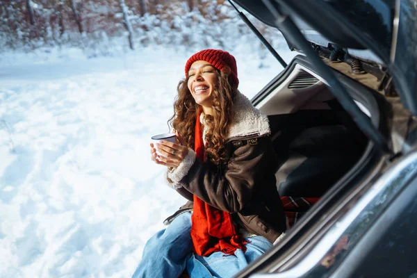 Mutlu Kadın Bir Termos Tutuyor Kış Ormanlarında Arabanın Bagajında Çay — Stok fotoğraf