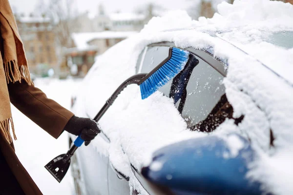 Doprava Zima Počasí Lidé Pojetí Vozidla Mladý Muž Čistí Sníh — Stock fotografie