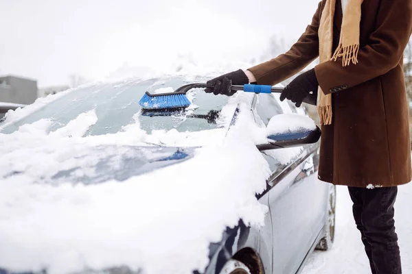 Doprava Zima Počasí Lidé Pojetí Vozidla Mladý Muž Čistí Sníh — Stock fotografie