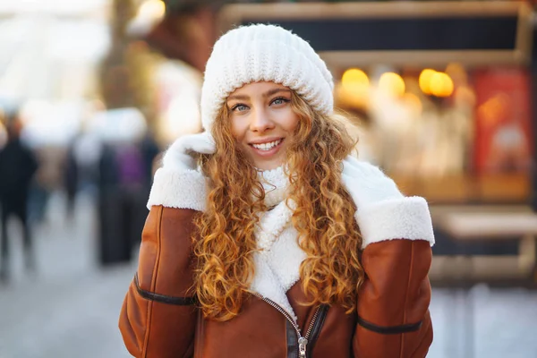 Leende Kvinna Som Poserar Festlig Marknad Festlig Julmarknad Vinter Semester — Stockfoto