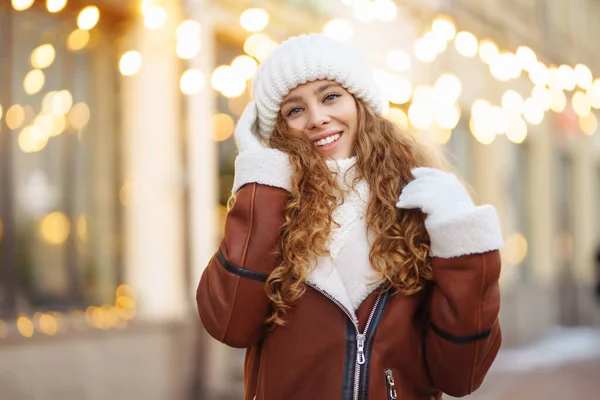 Leende Kvinna Som Poserar Festlig Marknad Festlig Julmarknad Vinter Semester — Stockfoto