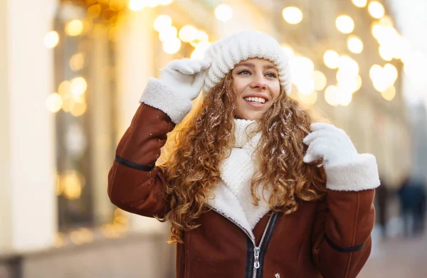 在节日街上摆姿势微笑的女人 节庆圣诞博览会 寒假概念 — 图库照片