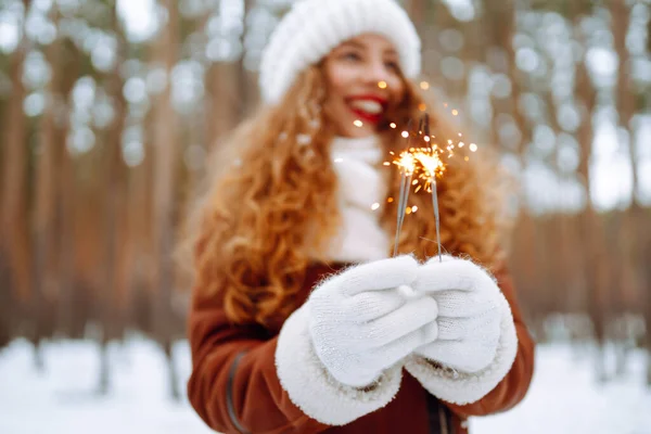 Mujer Feliz Con Luz Bengala Mano Disfrutando Divertirse Vacaciones Invierno —  Fotos de Stock