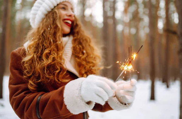 Lycklig Kvinna Med Bengaliskt Ljus Handen Njuter Och Kul Vintersemester — Stockfoto