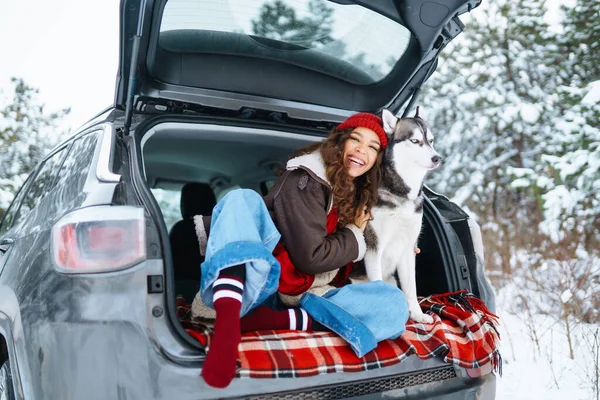 Jonge Vrouw Schattige Husky Hond Genieten Hebben Plezier Wintervakantie Tussen — Stockfoto