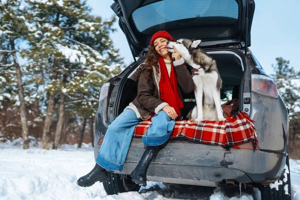 Молода Жінка Милий Чоловічий Собака Насолоджуються Веселитися Зимовими Канікулами Серед — стокове фото