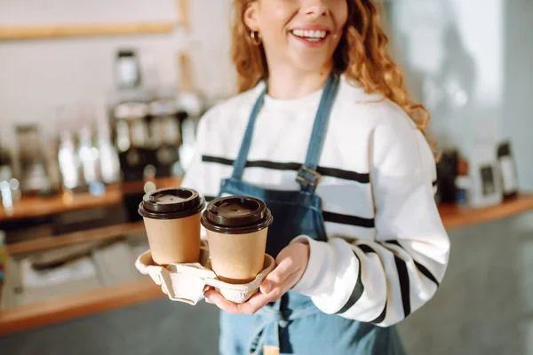 Moeten Gaan Jong Barista Meisje Glimlachen Gelukkig Holding Afhalen Koffie — Stockfoto