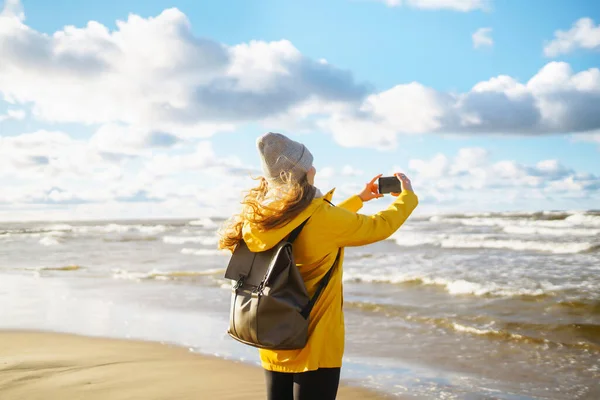 Telefonu Olan Genç Bir Turist Selfie Zamanı Güneş Batarken Deniz — Stok fotoğraf