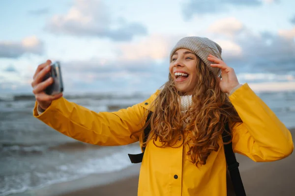 Jovem Turista Com Telefone Hora Selfie Turista Uma Jaqueta Amarela — Fotografia de Stock