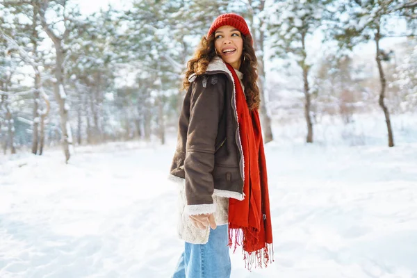 Güzel Genç Gülümseyen Bir Kadın Kış Sıcacık Elbiseleriyle Kar Ormanında — Stok fotoğraf
