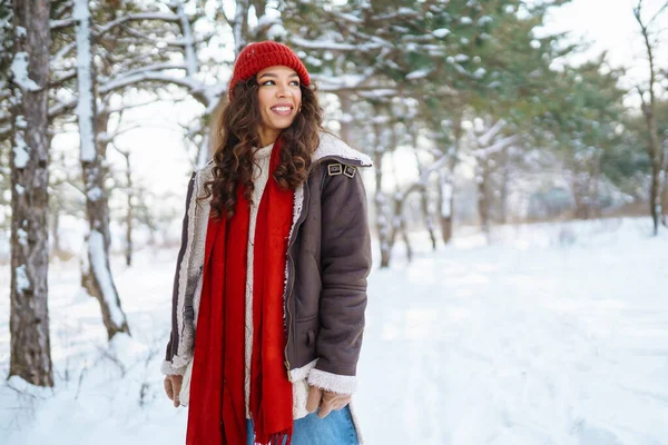 Kaunis Nuori Hymyilevä Nainen Talvella Lämmin Vaatteet Kävely Lumi Metsässä — kuvapankkivalokuva