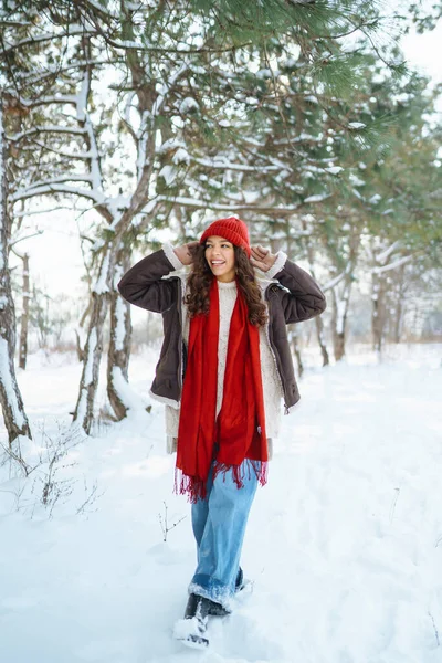 Jovem Mulher Sorridente Bonita Sua Roupa Quente Inverno Andando Floresta — Fotografia de Stock
