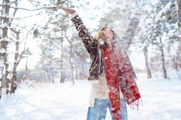 Güzel Genç Gülümseyen Bir Kadın Kış Sıcacık Elbiseleriyle Kar Ormanında — Stok fotoğraf