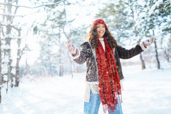 Jovem Mulher Sorridente Bonita Sua Roupa Quente Inverno Andando Floresta — Fotografia de Stock