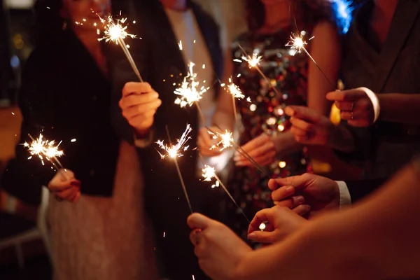 闪光的火花在朋友手里 一群人在聚会上拿着闪光的火花 放松和生活方式概念 — 图库照片