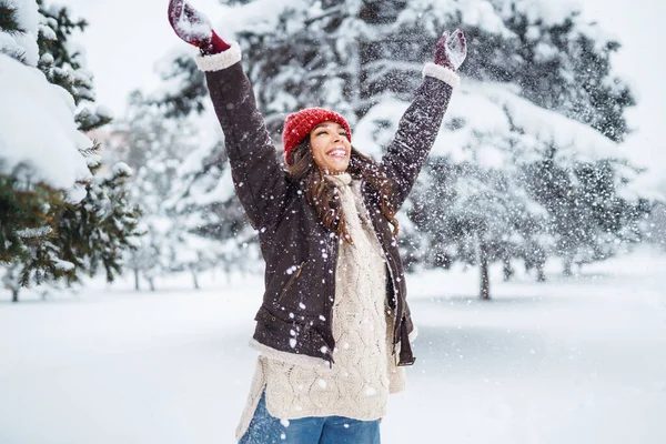 Молода Жінка Сміється Кидає Сніг Зимовий Засніжений Парк Відпочинок Відпочинок — стокове фото