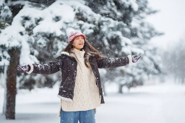 Young Woman Laughs Throws Snow Winter Snowy Park Holidays Rest — Stock Photo, Image