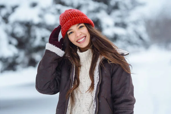 Νεαρή Γυναίκα Γελάει Και Ρίχνει Χιόνι Ένα Χειμερινό Χιονισμένο Πάρκο — Φωτογραφία Αρχείου