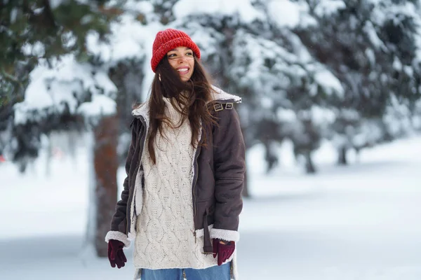 年轻的女人笑着在一个冬季的雪地公园里打雪 旅行概念 — 图库照片